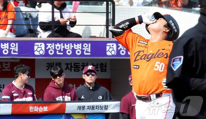 29일 대전 한화생명볼파크에서 열린 2026 신한 SOL KBO리그 키움 히어로즈와 한화 이글스의 경기에서 3회말 한화 강백호가 2점 홈런을 치며 홈에 들어오고 있다. 2026.3.29 ⓒ 뉴스1 김기남 기자