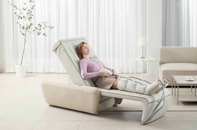 세라젬 척추 관리 의료기기 마스터 V9·에어셀 마사지기(세라젬 제공)