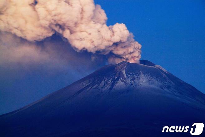 멕시코 푸에블라주 산티아고 살리트신틀라에서 본 포포카테페틀 화산이 폭발해 화산재를 뿜어내고 있다. 사진은 기사 내용과 관계 없음. 2023.5.26 ⓒ AFP=뉴스1