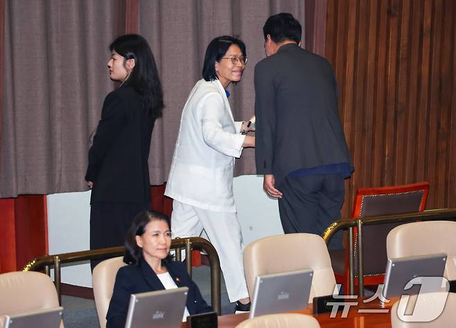 2025년 8월 22일 최민희 국회 과학기술정보방송통신위원장이 서울 여의도 국회 본회의장에서 한국교육방송공사법(EBS법) 개정안에 대한 무제한토론 종결동의의 건 무기명 투표를 한 뒤 밝은 표정을 짓고 있다. 왼쪽 아래 국무위원석은 이진숙 방송통신위원장. 2025.8.22 ⓒ 뉴스1 안은나 기자