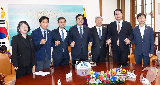 우원식 국회의장이 30일 서울 여의도 국회 의장집무실에서 열린 초당적 개헌추진을 위한 제정당 2차 연석회의에서 각당 원내대표들과 손을 잡고 기념촬영하고 있다. 왼쪽부터 용혜인 기본소득당, 윤종오 진보당, 한병도 더불어민주당 원내대표, 우 국회의장, 서왕진 조국혁신당, 천하람 개혁신당, 한창민 사회민주당 원내대표. 2026.3.30 ⓒ 뉴스1 이승배 기자