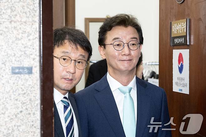 한병도 더불어민주당 원내대표가 24일 서울 여의도 국회에서 정청래 대표와 면담을 마친 전재수 의원과 함께 대표실을 나서고 있다. 2026.3.24 ⓒ 뉴스1 이승배 기자