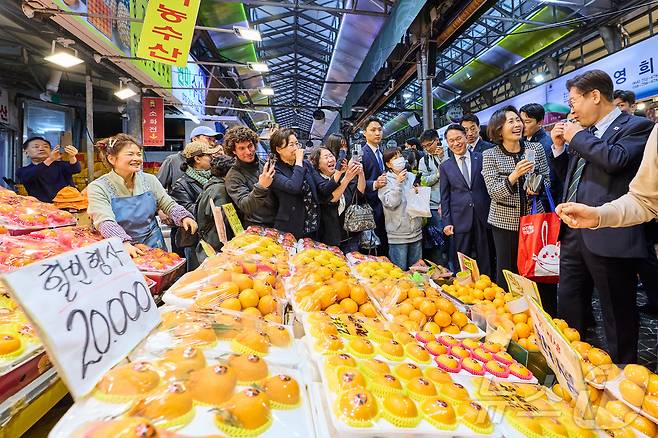 이재명 대통령과 김혜경 여사가 30일 제주 동문시장을 방문해 상인들과 대화하고 있다. (청와대 제공. 재판매 및 DB 금지) 2026.3.30 ⓒ 뉴스1 허경 기자