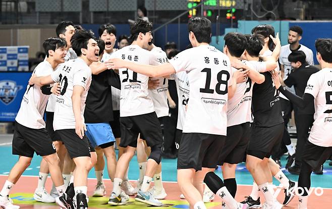 현대캐피탈 선수단이 29일 PO 2차전에서 승리한 뒤 환호하고 있다. 사진 | 한국배구연맹