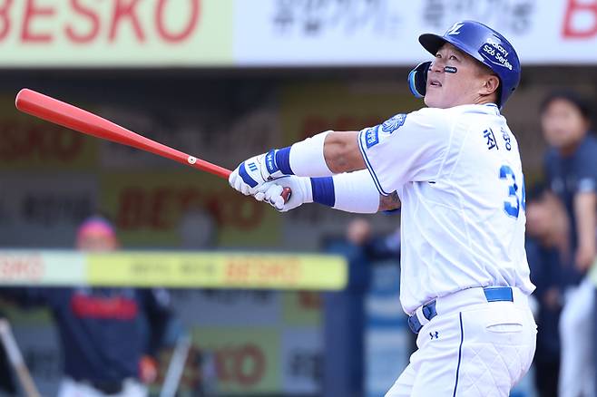 삼성 최형우가 28일 대구삼성라이온즈파크에서 열린 2026 KBO리그 정규시즌 개막전 롯데와 경기에서 8회말 안타를 치고 있다. 사진 | 삼성 라이온즈