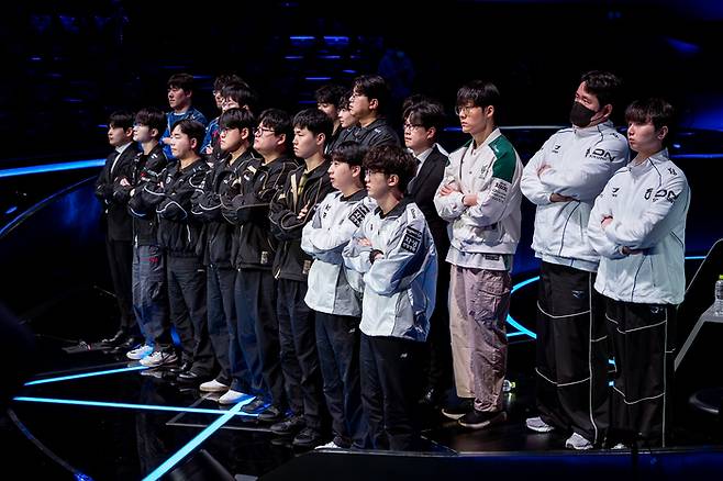 LCK 10개팀 감독 및 대표 선수가 서울 종로구 치지직 롤파크에서 열린 2026 LCK 개막 미디어데이에서 기념 촬영을 하고 있다. 사진 | 라이엇 게임즈
