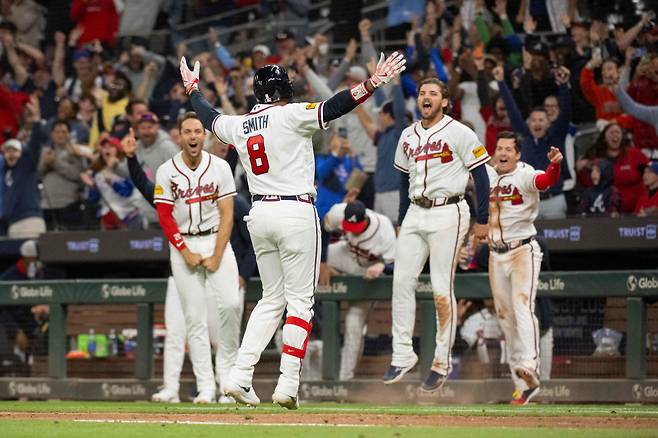 ATLANTA, GEORGIA - MARCH 28: Dominic Smith #8 of the Atlanta Braves turns to the dugout after hitting a game-winning grand slam home run as Matt Olson #28 (left), Austin Riley #27, and Mike Yastrzemski #18 celebrate in the ninth inning of a game against the Kansas City Royals at Truist Park on March 28, 2026 in Atlanta, Georgia.   Edward M. Pio Roda/Getty Images/AFP (Photo by Edward M. PIO RODA / GETTY IMAGES NORTH AMERICA / Getty Images via AFP)







<저작권자(c) 연합뉴스, 무단 전재-재배포, AI 학습 및 활용 금지>