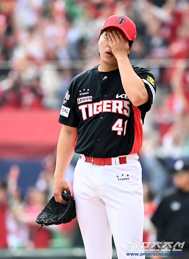 29일 인천SSG랜더스필드에서 열린 KIA와 SSG의 경기. 4회말 KIA 황동하가 SSG 고명준에 솔로홈런을 내주며 아쉬워하고 있다. 인천=허상욱 기자wook@sportschosun.com/2026.03.29/