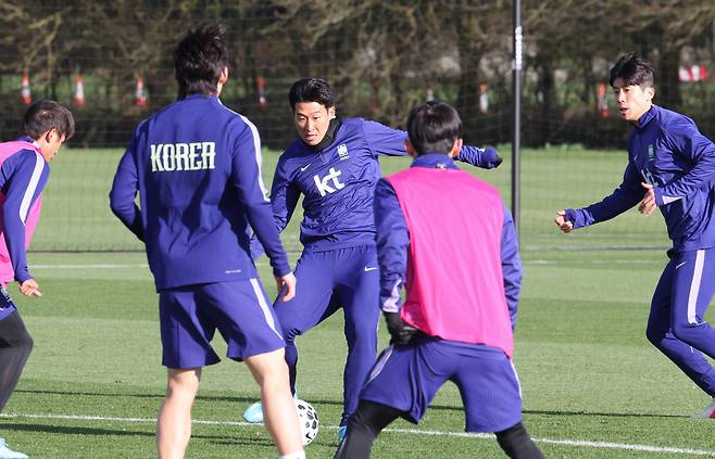 코트디부아르전 앞둔 한국대표팀

    (밀턴킨스[영국]=연합뉴스) 최재구 기자 = 한국 축구 국가대표팀의 주장 손흥민을 비롯한 선수들이 코트디부아르전을 앞두고 25일(현지시간) 영국 런던 북서쪽 밀턴킨스 MK돈스 훈련장에서 팀훈련을 하고 있다. 2026.3.26
