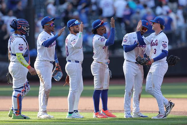 Mar 26, 2026; New York City, New York, USA; New York Mets right fielder Carson Benge (3) celebrates with second baseman Marcus Semien (10) and shortstop Francisco Lindor (12) and third baseman Bo Bichette (19) and first baseman Jorge Polanco (11) and catcher Francisco Alvarez (4) after defeating the Pittsburgh Pirates at Citi Field. Mandatory Credit: Brad Penner-Imagn Images

<저작권자(c) 연합뉴스, 무단 전재-재배포, AI 학습 및 활용 금지>
