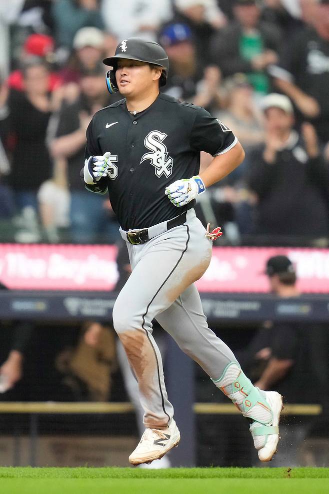 MILWAUKEE, WISCONSIN - MARCH 29: Munetaka Murakami #5 of the Chicago White Sox hits a solo home run in the second inning against the Milwaukee Brewers at American Family Field on March 29, 2026 in Milwaukee, Wisconsin.   John Fisher/Getty Images/AFP (Photo by John Fisher / GETTY IMAGES NORTH AMERICA / Getty Images via AFP)







<저작권자(c) 연합뉴스, 무단 전재-재배포, AI 학습 및 활용 금지>