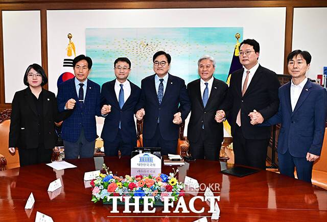 우원식 국회의장이 30일 오후 서울 여의도 국회에서 열린 초당적 개헌추진을 위한 제정당 2차 연석회의에 참석해 기념사진 촬영을 하고 있다. 왼쪽부터 용혜인 기본소득당 대표, 윤종오 진보당 원내대표, 한병도 더불어민주당 원내대표, 우 의장, 서왕진 조국혁신당 원내대표, 천하람 개혁신당 원내대표, 한창민 사회민주당 대표. /배정한 기자