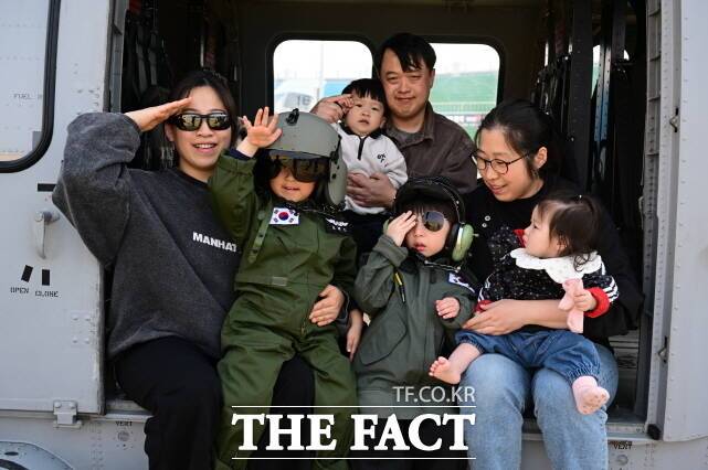 한 가족 관람객이 헬리콥터를 탑승해 체험하고 있다. /육군항공학교