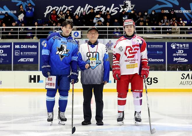 지난 30년 넘게 한국 아이스하키를 이끈 정몽원 HL 회장(가운데)이 HL 안양과 레드이글스 홋카이도의 챔피언결정전에 앞서 카메라 앞에 섰다.