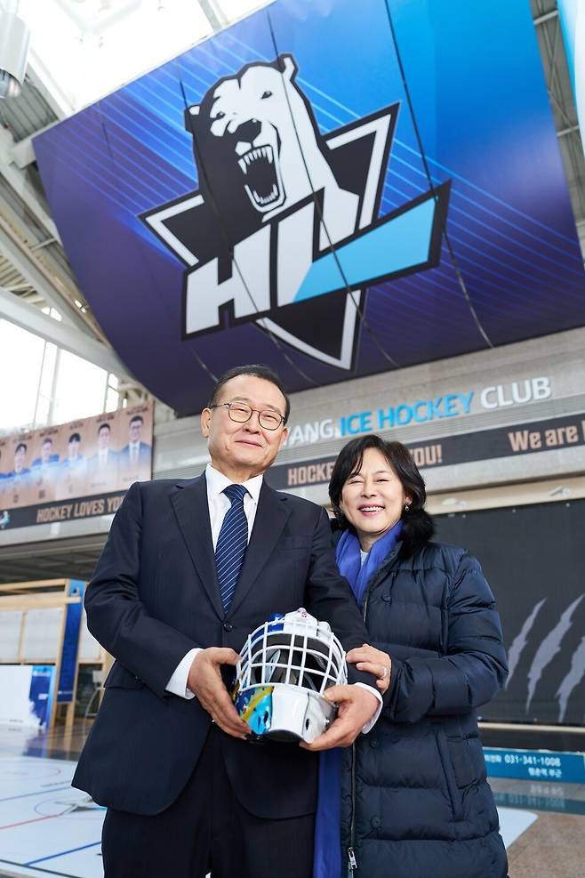 정몽원 HL 회장과 부인 홍인화 여사는 지난 30년 넘게 한국 아이스하키 발전에 헌신했다.