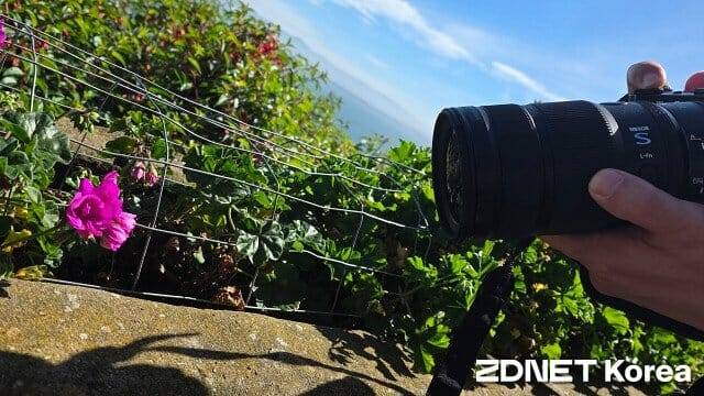 초점거리 70mm에서 근접촬영 거리가 33cm 상당까지 줄어들었다. (사진=지디넷코리아)