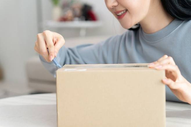 편의점 택배는 GS25가 2019년 '반값택배'를 선보이며 시장을 열었고, 이후 CU(2020년), 세븐일레븐(2025년)으로 확산됐다. 고객이 매장에서 택배를 접수하고 다른 매장에서 수령하는 구조로, 전국 5만여 개에 달하는 점포망을 활용해 물류 비용을 낮춘 것이 핵심이다. 게티이미지