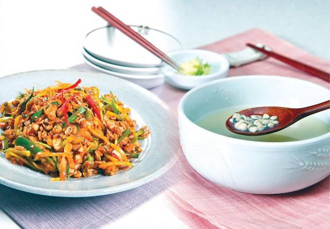 재첩회와 재첩국. 광양시 제공