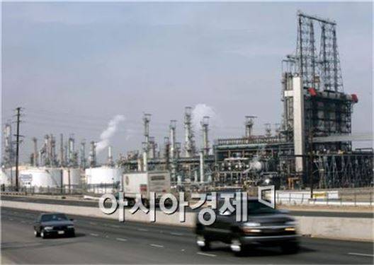 정유공장 사진(아시아경제 DB). 나프타는 정유공장에서 원유를 증류할 때 LPG와 등유 유분 사이에 유출되는 것으로, '화학산업의 쌀'이라고 부르는 에틸렌부터 프로필렌, 부타디엔 등을 생산한다. 이후 가공과정을 거쳐 플라스틱, 섬유, 고무 등 최종 소비재에 이르기까지 산업 전방위에 걸쳐 원료로 쓰인다. 사진은 기사와 무관.