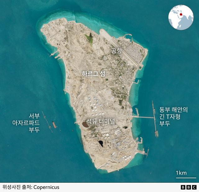 석유터미널, 공항, 부두가 자리한 하르그섬 위성 지도