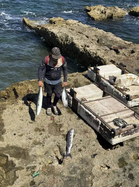 지난 22일 쿠바 아바나 말레콘 해안에서 스티로폼을 이어붙인 뗏목을 타고 생선을 잡아온 어부. /박국희 특파원
