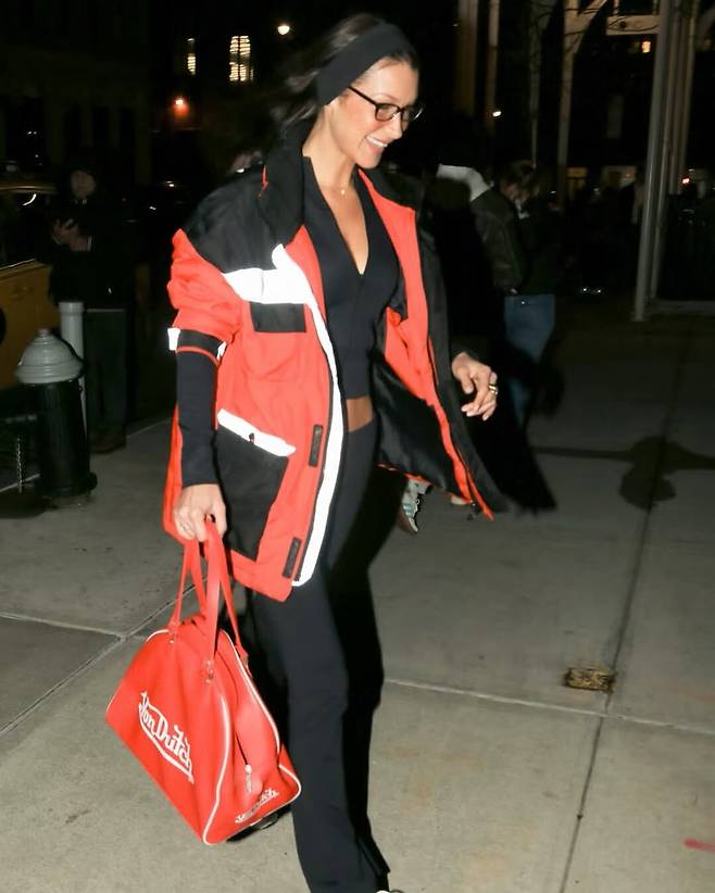 본 더치 볼링백을 든 슈퍼모델 벨라 하디드. @bellahadid