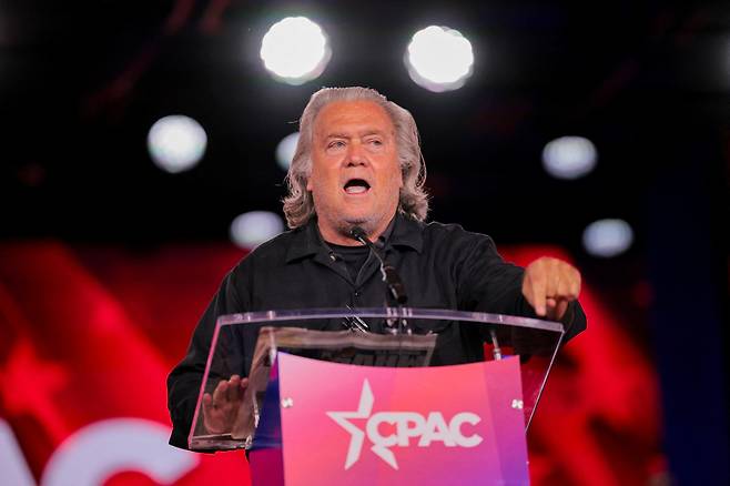 스티브 배넌 전 백악관 수석 전략가가 28일 텍사스주 그레이프바인에서 열린 보수정치행동회의(CPAC)에서 연설을 하고 있다. /로이터 연합뉴스