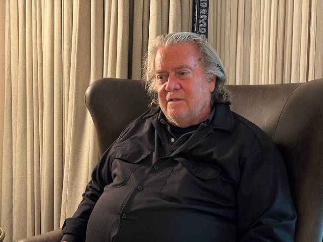 스티브 배넌 전 백악관 수석 전략가가 28일 텍사스주 그레이프바인에서 열린 보수정치행동회의(CPAC) 현장에서 본지와 인터뷰를 하고 있다. /그레이프바인(텍사스주)=김은중 특파원