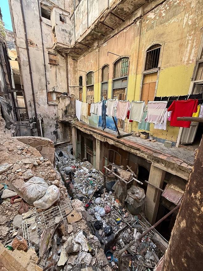 쿠바 아바나의 상징인 말레콘 해안에 인접한 한 주택 내부 모습. 바다가 한 눈에 내다 보이는 지리적 위치 때문에 1960~70년대 호텔로 쓰였던 이 건물은 수십년간 관리 없이 방치되며 현재는 쓰레기장과 주거지의 구분이 무의미해진 상태로 보였다. 말레콘 해안에 인접한 주택 상당수가 이런 모습이었다. /박국희 특파원