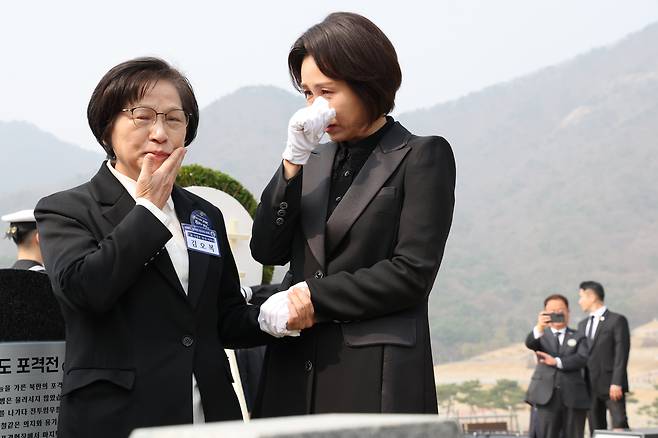 김혜경 여사가 서해수호의 날인 27일 국립대전현충원 제2연평해전 및 연평도 포격전 묘역에서 고 서정우 하사의 어머니 김오복 씨를 위로하고 있다. /연합뉴스