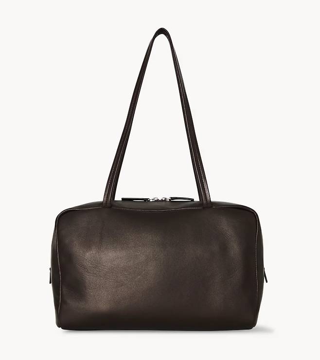 미니멀하게 재해석된 아스트라(Astra) 가죽 볼링백. 더 로우.