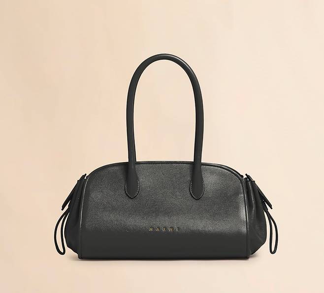 양 옆을 길쭉한 이스트 웨스트 실루엣의 튤리피아 텍스처드 레더 백. 마르니.