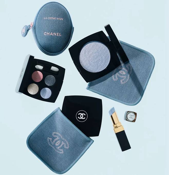 라이트 블루부터 다크 블루 컬러, 데님 블루 컬러를 중심으로 소프트 핑크, 골든 베이지, 쉬머리 실버 그레이 컬러가 조화를 이루는, 데님 파우치에 담긴 샤넬 뷰티 ‘익스클루시브 크리에이션’.