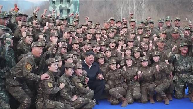 김정은이 특전사 장병 및 지휘관들과 촬영한 기념사진에서 정중앙 김정은 주변으로 주로 여성 군인들이 배치됐다. /조선중앙통신 뉴시스