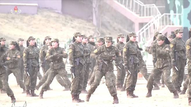김정은 북한 국무위원장이 특수작전 훈련기지에서 특수부대의 훈련을 참관할 당시의 여성 특수부대원들 훈련 모습을 조선중앙TV가 29일 방영했다. 훈련에서 여성 특수부대원들은 단검으로 상대방을 제압하는 훈련 시범을 보였다. /조선중앙TV 연합뉴스