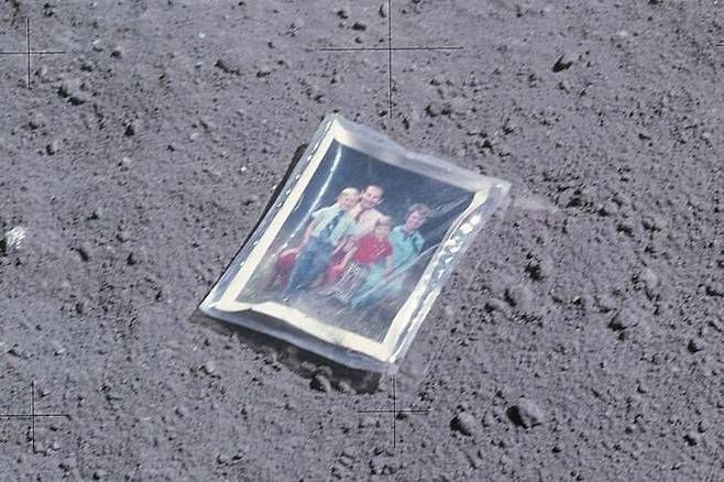 1972년 4월 20일 달에 착륙한 아폴로 16호의 우주비행사 찰스 듀크가 달 표면에 남긴 가족 사진. /NASA