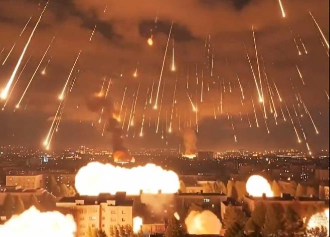 이란의 공격으로 폭탄이 비처럼 쏟아지는 이스라엘 텔아비브 시내, 딥페이크 영상이다. 미국, 이스라엘과 이란의 전쟁 발발이후 소셜미디어 엑스(X)에는 이러한 가짜영상이 하루에도 수십건씩 올라오고 있다. /X