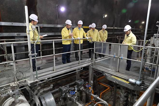한국석유공사 손주석 사장(왼쪽에서 셋째)이 울산 석유비축기지 현장을 방문하여 석유수급 위기상황에 대비한 비축유 방출 대비 태세를 점검하고 있다. / 한국석유공사 제공