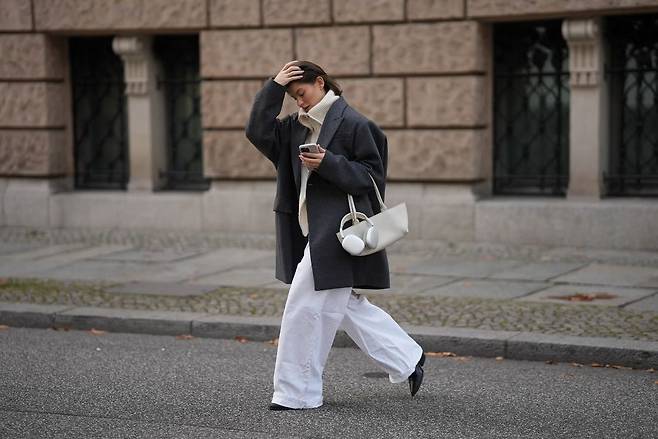 흰색 청바지 코디 | 사진 Moritz Scholz//Getty Images