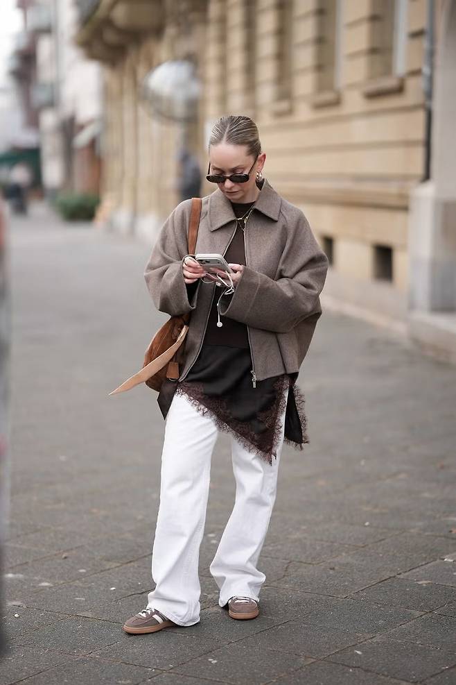 흰색 청바지 코디 | 사진 Moritz Scholz//Getty Images