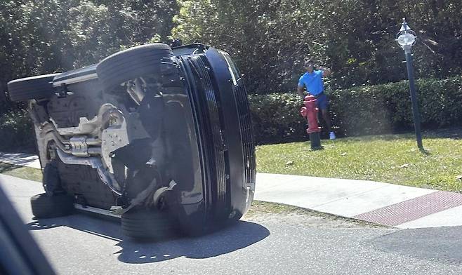 28일 타이거 우즈가 몰던 랜드로버 차량이 미국 플로리다주 마틴카운티에서 트럭과 충돌 후 전복돼 있다. 우즈는 큰 부상을 당하지는 않았다. 주피터아일랜드=AP 뉴시스