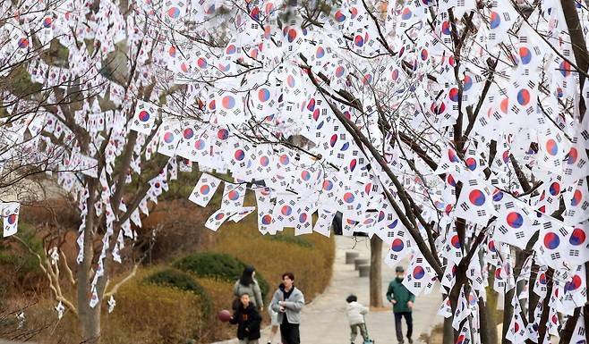 2월 26일 서울 용산구 효창공원 앞 가로수에 3.1절을 앞두고 태극기가 꾸며져 있다. 효창공원에는 김구, 윤봉길, 이봉창 등 독립유공자들이 잠들어 있다. 안중근 의사의 가묘(유해가 없는 묘소)도 있다. 2026.2.26 뉴스1