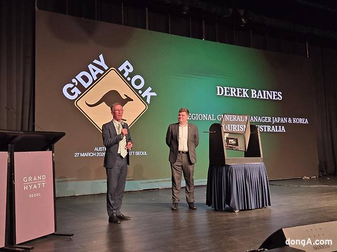 데릭 베인즈 호주관광청 한·일 지역 총괄국장(왼쪽)이 27일 서울 그랜드 하얏트에서 열린 ‘2026 한·호 비즈니스 어워즈’에서 방문 경제 부문 수상과 관련해 발언하고 있다. 호주관광청 제공