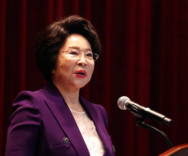 이길여 가천길재단 회장이 25일 인천 남동구 가천대 길병원 암센터에서 열린 ‘가천이길여길’ 명예도로명 지정 기념 제막식에서 참석자들에게 인사말을 하고 있다. 뉴시스