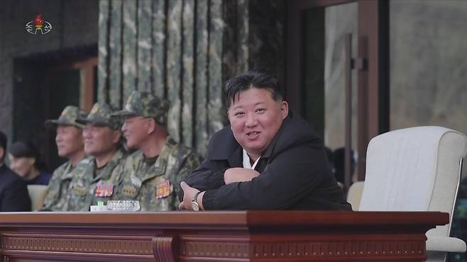 조선중앙TV는 북한 김정은 국무위원장이 조선인민군 총참모부 작전국 직속 특수작전 훈련기지를 방문해 각급 특수작전구분대들의 훈련실태를 파악했다고 30일 보도했다. 조선중앙TV 캡처