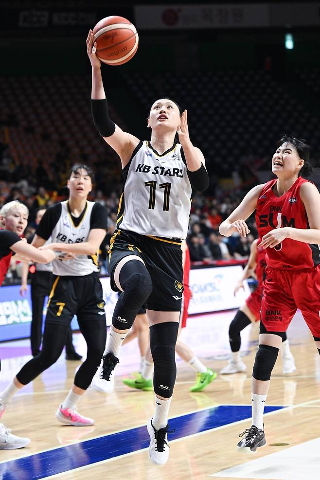 KB스타즈 포워드 강이슬이 30일 열린 BNK와의 2025~2026시즌 여자프로농구 정규리그 방문경기에서 레이업 슛을 시도하고 있는 모습. WKBL 제공