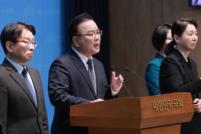 김부겸 전 국무총리가 30일 국회 소통관에서 대구시장 출마를 선언하고 있다. [연합뉴스]