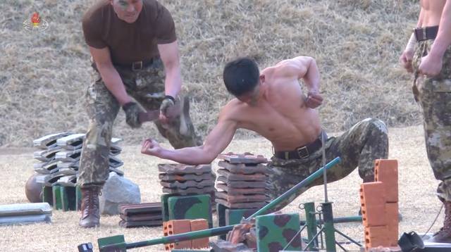 북한 김정은 국무위원장이 특수작전 훈련기지에서 특수부대의 훈련을 참관했다. 특수부대원들의 훈련 모습을 조선중앙TV가 3월 29일 밤 방영했다.[조선중앙TV 화면·연합뉴스]