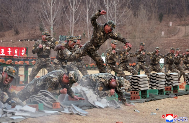 북한 김정은 국무위원장이 특수작전 훈련기지에서 특수부대의 훈련을 참관했다. 특수부대원들의 훈련 모습을 조선중앙TV가 3월 29일 밤 방영했다.[조선중앙TV 화면·연합뉴스]