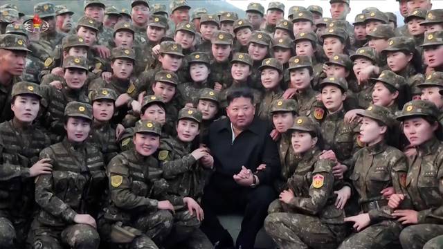 북한 김정은 국무위원장이 인민군 총참모부 작전국직속 특수작전훈련기지를 방문해 특전대원들의 훈련을 참관한 뒤 기념사진을 찍었다고 조선중앙TV가 3월 29일 보도했다.[조선중앙TV 화면·연합뉴스]